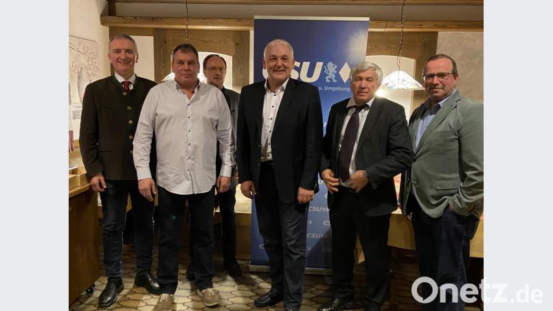 Gesprächspartner beim politischen Dämmerschoppen der CSU Königstein waren (von links) Landtagsabgeordneter Harald Schwartz, Ortsvorsitzender Roland Sollner, der Kreisvorsitzende des Gesundheitspolitischen Arbeitskreises, Rainer Weiß, Bürgermeisterkandidat Klaus Hafner, Bundestagsabgeordneter Alois Karl sowie der Bezirksvorsitzende des Außen- und Sicherheitspolitischen Arbeitskreises, Andreas Otterbein. Bild: exb