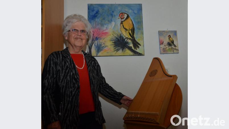 Gisela Maiers Passion sind das Malen oder Veeh-Harfe spielen. Ihre Leidenschaften haben ihr über so manche Tiefschläge hinweggeholfen. Bild: dob