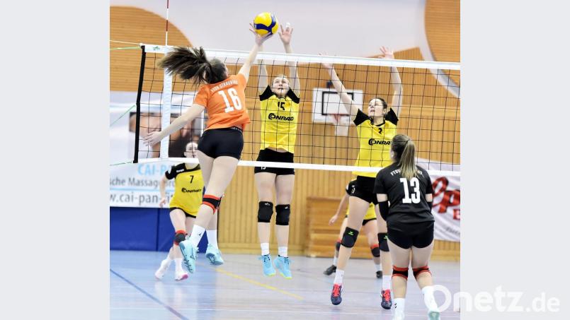 Die Straubinger Außenangreiferin Nicol Jordan (links vorne) versucht den Hahnbacher Zweierblock, gestellt von Katrin Rühl (Mitte hinten) und Cornelia Sollfrank (rechts hinten), beim Netzangriff zu überloben. Bild: Ziegler