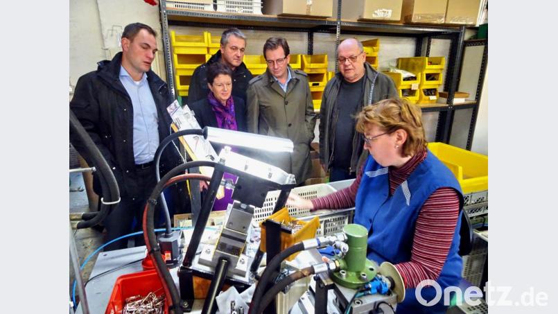 Von Seniorchef Friedrich Richter (rechts) ließen sich Andreas Herath, Klaus Bauer, Gudrun Brendel-Fischer und Franc Dierl die Produktpalette, aber auch die Sorgen und Nöte eines Mittelständlers erläutern. Bild: hai