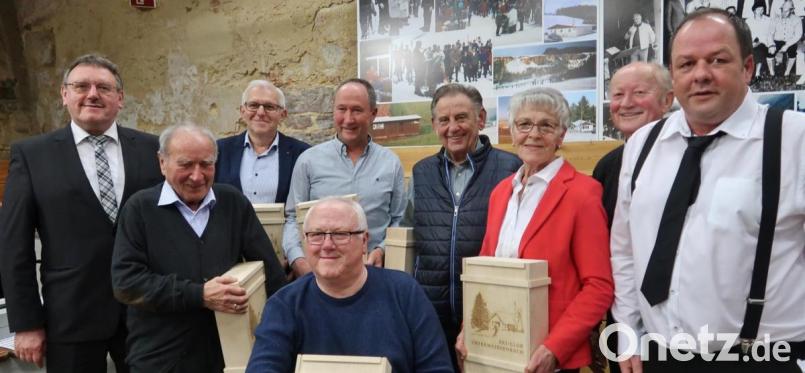 Ohne sie gäbe es keinen Skiclub: Die Gründungsmitglieder freuen sich über das 50-jährige Bestehen ihres Vereins (vorn, von links): Bruno Garkisch und Peter Walter; hinten (von links): Bürgermeister Hans-Martin Schertl, Konrad Gebhard, Hans Eckl, Richard Lindner, Marianne Gradl, Karl Specht und Vorsitzender Markus Hiltel. Bild: rha