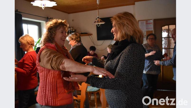 Beim Lach-Yoga trainieren und entspannen die Teilnehmer gleichzeitig Körper, Geist und Seele. Zudem haben sie jede Menge Spaß mit den verschiedenen Techniken von Dr. Ute-Heide Kleppik Bild: lue