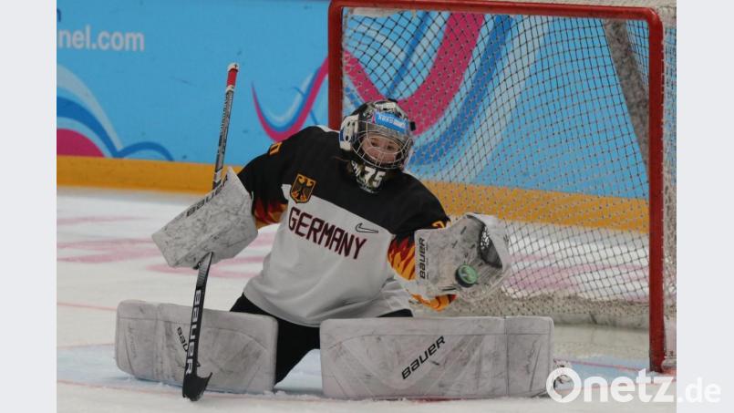 Chiara Schultes im Nationaltrikot: Die 14-jährige Torhüterin des 1. EV Weiden stand bei der Jugend-Olympiade im Kasten der deutschen U16-Frauen-Nationalmannschaft. Bild: exb