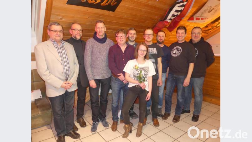 Harry Wohlrab und Arthur Heindl (von rechts) leiten für weitere zwei Jahre die Geschicke der &quot;Pilots&quot; . Die Wahl wickeln (von links) Vertreter von Stadtverband, Stadt und Stadtrat ab. Mit Rosen heißt Wohlrab junge Neumitglieder willkommen. Bild: rn