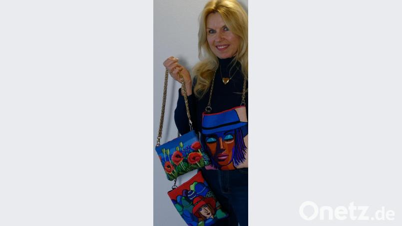 Taschen, Lampenschirme und Sofakissen mit Motiven eigener Gemälde beschitken ist das zweit Hobby, dass die Künstlerin betreibt. Bild: tr
