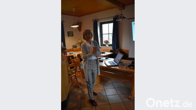 Dr. Ute-Heide Kleppik zeigt eine Übung, die jeder mitmachen kann. Sie nimmt ihr rechtes Bein nach vorne, klatscht in die Hände und lacht dazu: &quot;Ho-ho-ha-ha-ha&quot;. Bild: lue