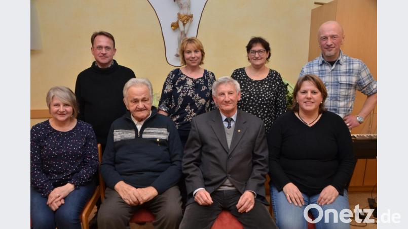 Dekan Alexander Hösl (hinten, links) und Chorleiter Hans-Josef Völkl (hinten, rechts) zeichnen verdiente Mitglieder des Waldauer Kirchenchors aus. Alfred Eckl (vorne, Zweiter von links) führt die Riege mit 41 Jahren ehrenamtlichem Singen an, 30 Jahre davon im Waldauer Kirchenchor. Bild: dob