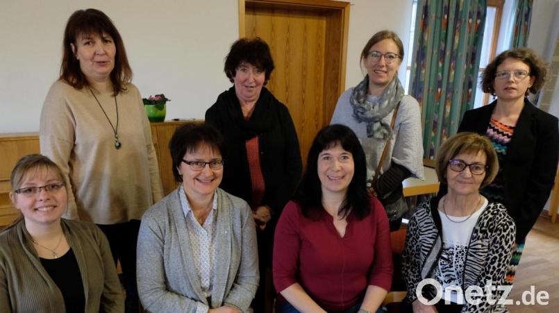 Gestärkt und voll Vertrauen geht der neue Vorstand des Evangelischen Frauenbundes die kommenden vier Jahre an. Vorne von links: Kassiererin Anita Woppert, Vorsitzende Christa Riedel, die neue zweite Vorsitzende Kerstin Sommermann und Schriftführerin Helga Wittmann-Behr. Hinten, von links: Sandra Reinl, Rita Vollath, Regina Münchmeier und Carmen Helgert. Bild: le