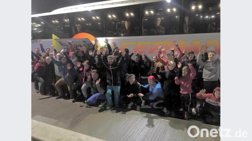 Vor der Heimfahrt gab es die schon traditionelle Aprés-Ski-Party mit einer Brotzeit und Musik am Bus. Bild: exb