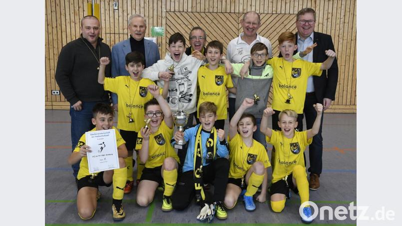 Der E-Junioren-Stadtmeister FC Amberg mit (hinten von links) Trainer Recep Sen, Norbert Fischer vom Stadtverband für Sport, Trainer Andrea Bellotto, Albert Kiener vom FSV Gärbershof und Oberbürgermeister Michael Cerny. Bild: Petra Hartl