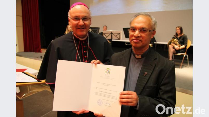 Rudolf Voderholzer (links) überreicht Varghese Puthenchira die Auszeichnung. Bild: exb