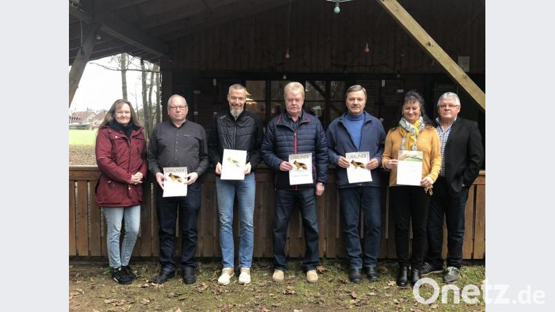 Franz Gulz (rechts) zeichnet Vereinsmitglieder für ihre langjährige Treue zur Ortsgruppe Schwarzenfeld zum Hauptverein (SV) des Schäferhundevereins aus. Bild: ksi