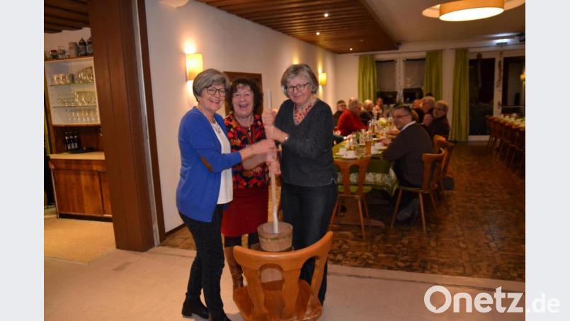 Butter stampfen die OWV-Damen wie zu Großmutters Zeiten. Bild: gi