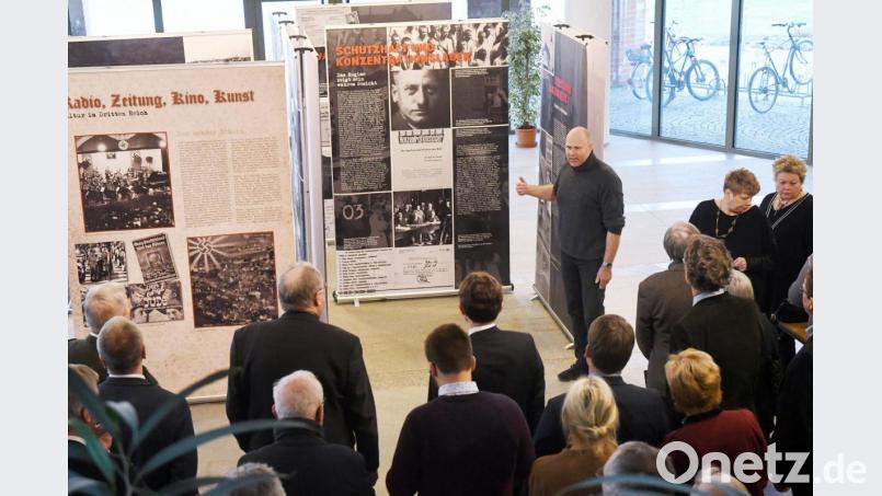 Stadthistoriker Dr. Sebastian Schott erläutert Stadträten und Schulleitern die zahlreichen Facetten des Nationalsozialismus in Weiden. Eine Ausstellung dazu ist bis Ende dieser Woche im Neuen Rathaus zu sehen. Bild: Gabi Schönberger