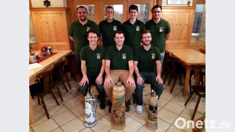 Sie haben beim Raigeringer Burschenverein auch weiterhin das Sagen (hinten von links): Marco Franz, Markus Paul, Andre Teichmann und Lukas Franz sowie (vorne links vorne) Simon Albrecht, Oliver Zweck und Jonas Pongratz. Bild: gth