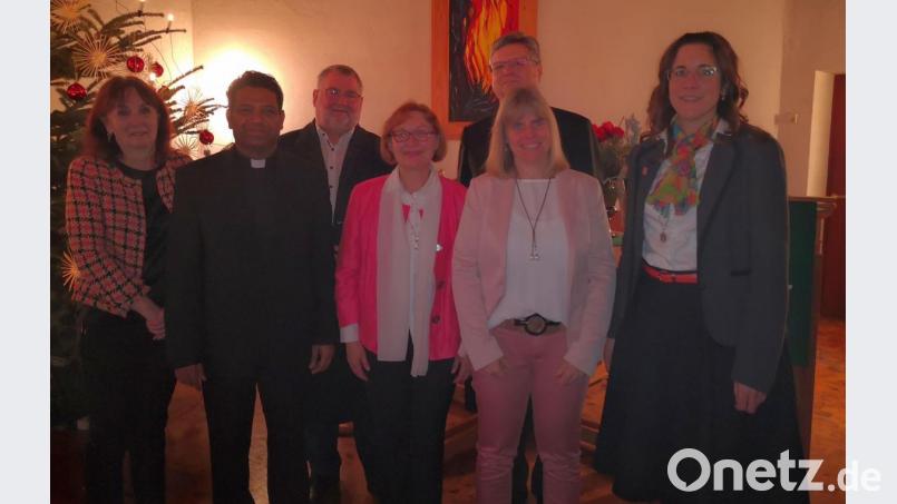 Von vielen Seiten erhielt Pfarrerin Irene Friedrich Anerkennung für ihre fast siebenjährige Tätigkeit als Seelsorgerin in der evangelischen Kirchengemeinde Nabburg-Pfreimd. Alle Redner waren sich einig: Der Mensch stand bei ihr immer im Mittelpunkt. Von rechts nach links: Sonja Lindermair, Nicole Blank (Kirchenvorstand), Dekan Karlhermann Schötz, Pfarrerin Irene Friedrich, Bürgermeister Armin Schärtl, Pfarrer P. Georg und Bürgermeisterin Johanna Mertins. Bild: hir