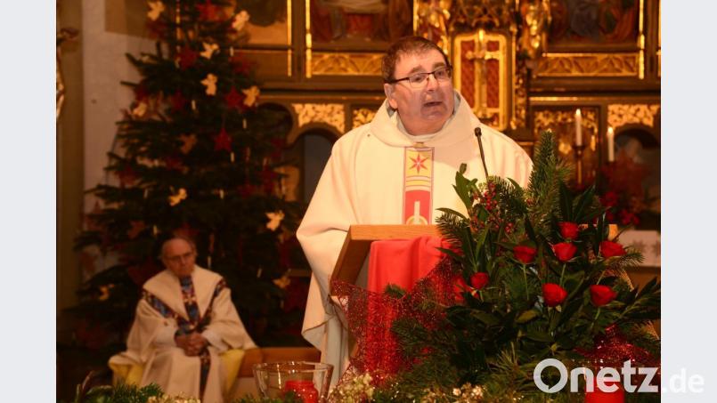 Gemeinsam feiern Stadtpfarrer Pater Hans Ring und Pater Reinhold Schmitt (im Hintergrund) den Gedenktag zu Ehren des heiligen Franz von Sales. Bild: bey