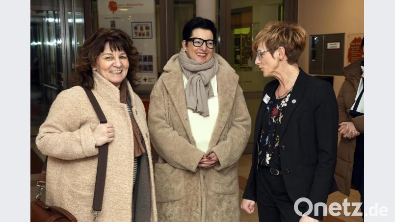 Die Oberbürgermeister-Kandidatin der SPD, Birgit Fruth (Mitte), hat Bundestagsabgeordnete Martina Stamm-Fibich (links) ins Wallmenich-Haus eingeladen, um über die Lage in der Pflege zu sprechen. Bild: Petra Hartl