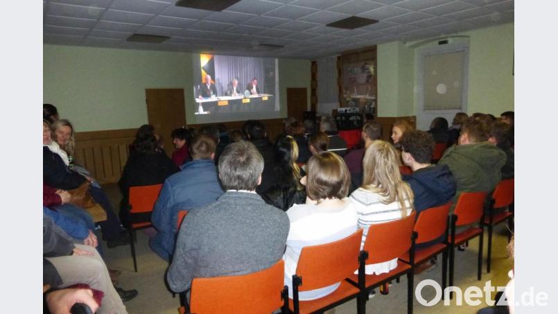 Kein Fußballmatch, sondern einen politischen Schlagabtausch gab es auf der Leinwand des kleinen Saals im Kolpinghaus zu sehen.