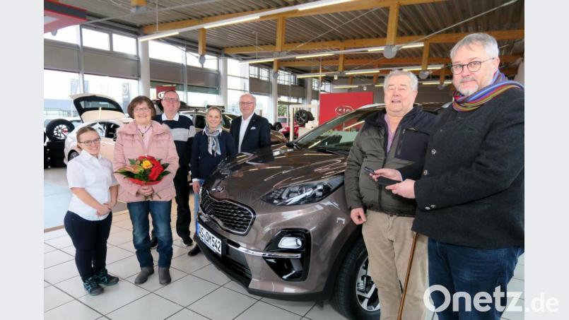 BRK-Kreisgeschäftsführer Otto-Josef Langenhan (rechts) überreichte Michael Schötz (Zweiter von rechts) die Schlüssel für den Kia Sportage. Für Eugenie Schötz (Zweite von links) gab es Blumen. Zum Gewinn gratulierten Alexandra Maschek, Reiner Debernitz, Daniela Wittmann und Albert Schindlbeck (von links). Bild: Hirsch