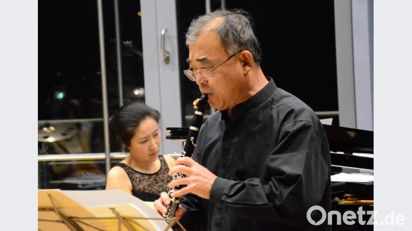Musik-Professor Bu-Whan Cho spielt Werke von Brahms bis Rachmaninov. Am Klavier begleitet ihn Hyund-Jin Sang Cho. Bild: Kunz