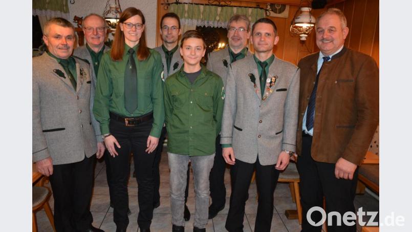 Seine neuen Vereinsmeister kürte der Schützenverein „Lindenzweig“ Großensees. Im Bild (von links) Vorsitzender Helmut Kipferl, Schützenmeister Erich Völkl, Christine Gradl, Bernhard Voith, Fabian Ockl, Georg Bauer, Robert Haberkorn und Bürgermeister Johann Burger. Bild: jr