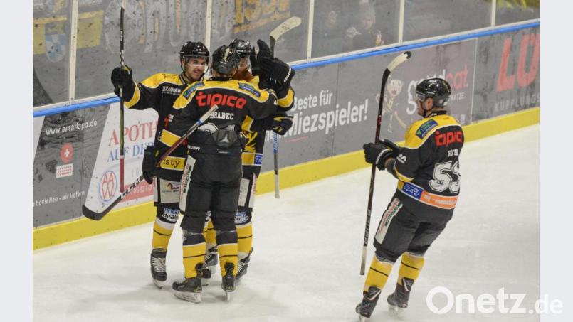 Da ist Jubel angebracht: Mit 4:0 gewann der ERSC Amberg gegen den EHC Bad Aibling. Bild: brü