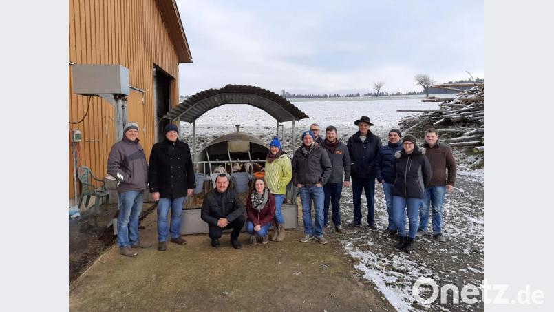 Über die „Heawy-Farm“ in Großensees informierte sich eine Besuchergruppe der CSU Leonberg um Bürgermeisterkandidat Maximilian Ernstberger (Dritter von links). Bild: Martin Teubner/exb