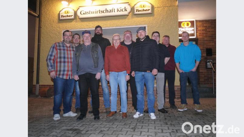 Thomas Troidl (links) führt auch in den nächsten drei Jahren den Stammtisch. Neu dabei: Thomas Feiler (Vierter von rechts) und Matthias Bergler (Dritter von rechts). Bild: fvo