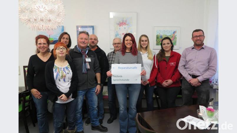 Jessika Wöhrl-Neuber (Mitte) holte mit Jürgen Blumberg, Juliane Weber und Michaela Diesner, Hans Wöhrl, Arno Preißinger, Herbert Kusche und Daniela Dittrich (von rechts) hilfsbereite Fachleute ins Familienzentrum. Kerstin Graf und Deborah Pregler (von links) bewirteten die Gäste im Café. Bild: jzk