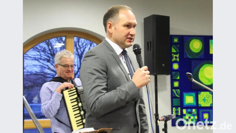 Bürgermeister Richard Kammerer freut sich über eine ausverkaufte Veranstaltung. Bild: Schönberger, Ferdinand [fsb]