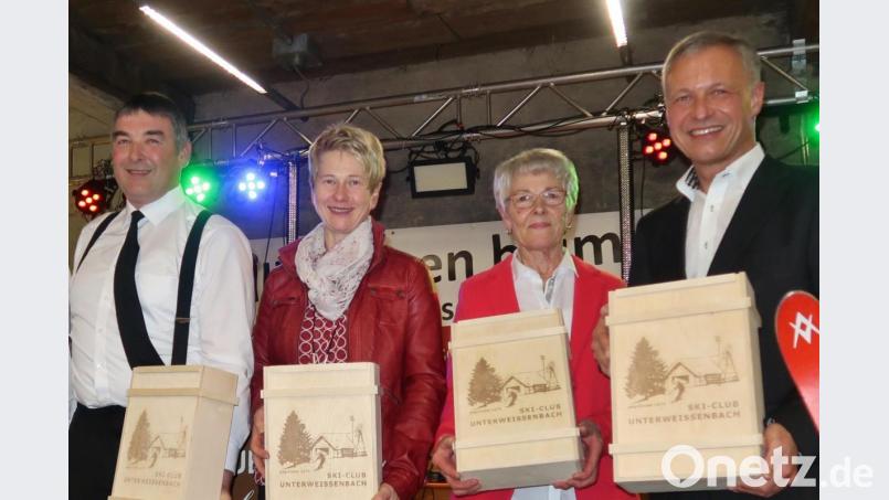 Ohne die Familie Gradl (von links: Peter, Christine und Marianne) hätte Unterweißenbach keinen Skilift. Stellvertretender Bürgermeister Thorsten Grädler (rechts) stellt dies in seiner Laudatio deutlich heraus. Bild: rha