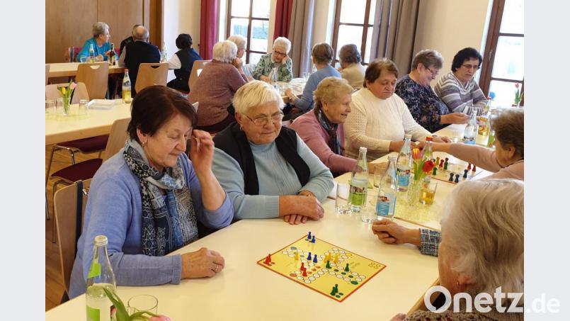 Ein voller Erfolg ist der Spielenachmittag der Senioren der Pfarrei. Nach Kaffee und Kuchen wird die Runde eröffnet. Alle haben Spaß und es wird viel gelacht. Bild: lep