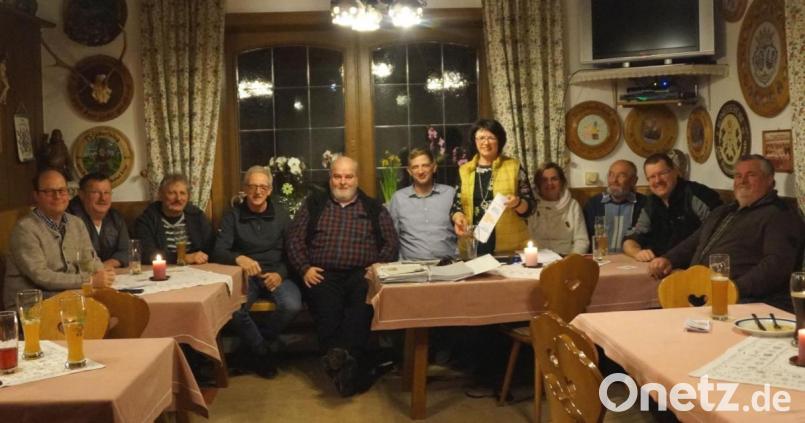 Marktgemeinderätin und Listenführerin Maria Schlögl (stehend) stellte bei der Auftaktversammlung der Freien Wähler die Kandidaten sowie die angestrebten Ziele vor. Bild: weu
