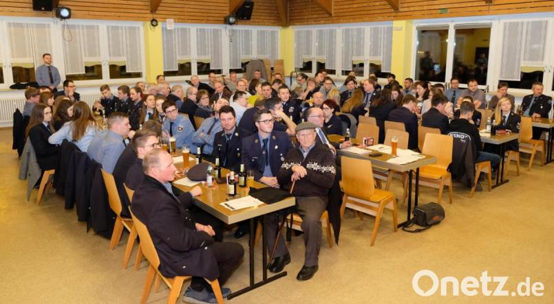 Rekordbesuch bei der Jahreshauptversammlung der Feuerwehr Speinshart: Vorsitzender Stefan Schedl begrüßt im Gemeindezentrum 105 Mitglieder. Bild: do
