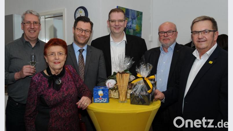 Sie stoßen auf das neue FDP-Büro in Amberg an (von links): Kreisvorsitzender Jens Rohn, Stadträtin Emilie Leithäuser, Landtagsabgeordneter Christoph Skutella, Bundesparlamentarier Ulrich Lechte, Sulzbach-Rosenbergs Dritter Bürgermeister Hans-Jürgen Reitzenstein und Bürgermeister Martin Preuß. Bild: gf