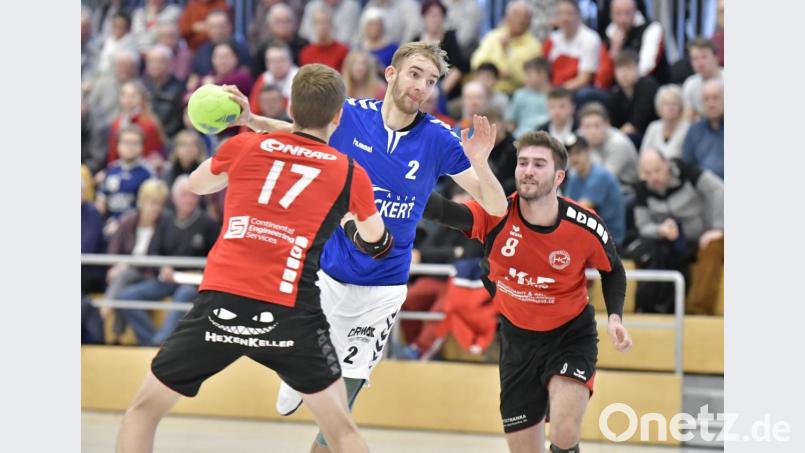 Der Auerbacher Martin Bauer (Mitte am Ball) setzt sich am Sulzbacher Kreis gegen Markus Plößl (links) und Jonas Rohrbach (rechts hinten) durch und erzielt eines seiner insgesamt drei Tore im Spiel. Bild: Ziegler