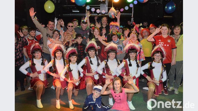Tolle Stimmung herrscht beim Fasching in der Disco des Jugendzentrums. Höhepunkt ist der Auftritt der Kinder- und Jugendgarde der Narrhalla Weiden. Bild: Kunz