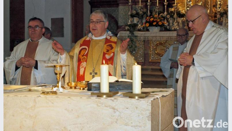 Gemeinsam mit Klosterdirektor Pater Ulrich Schrapp (rechts) und Pfarrer Pater Slawomir Niemczewski zelebrierte Abt Hermann Josef Kugler (von links) den Festgottesdienst. Bild: sön