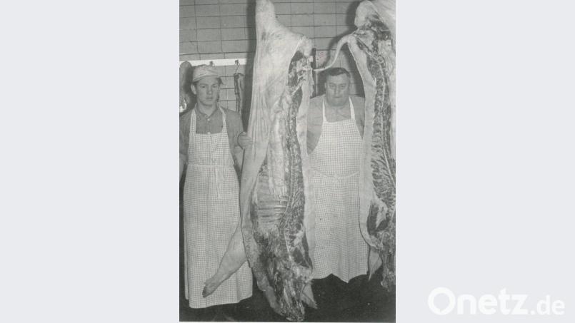 Ein Prachtexemplar von einem Schwein, über fünf Zentner schwer: Auf dem Bild der Onkel des Autors, Metzgermeister Hans Schmaußer. Er führte bis zum Tod seiner ersten Frau 1954 am Amberger Marktplatz ein Geschäft. Sein Lehrling ist der Bruder des Autors, Ludwig Schmaußer. Aufgenommen wurde das Bild um 1964. Bild: Archiv Josef Schmaußer