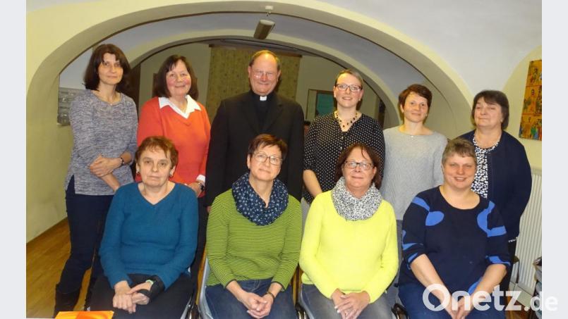 Christine König, Elfriede Schindler, Martina Heindl, Andrea Fütterer (sitzend von links), Elisabeth Reger, Ingrid Birkner, Beate Stingl (stehend von rechts) sowie Claudia Kindermann (links) bestimmen künftig die Geschicke des Katholischen Frauenbundes. Pfarrer und Geistlicher Beirat Heribert Stretz sowie Bezirksvorsitzende Elke Burger (stehend, Dritter und Zweite von links) dankten für die Übernahme der Ämter. Bild: hl