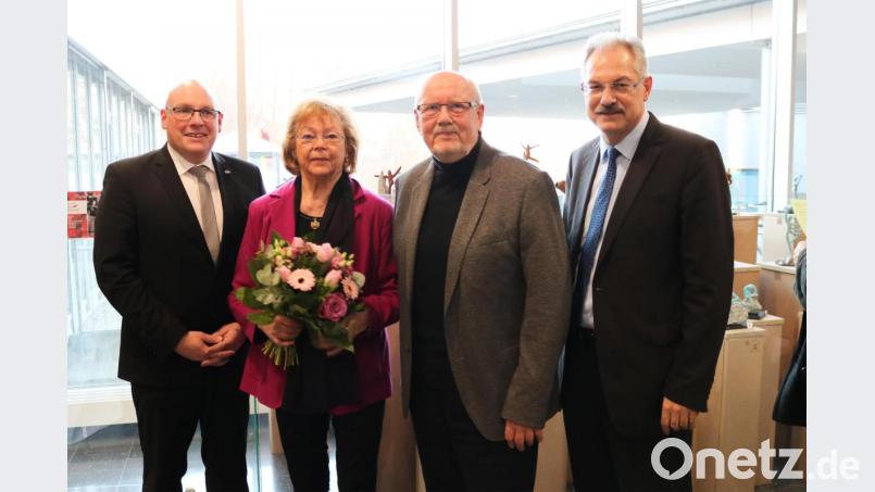 Oberbürgermeister Oliver Weigel, Bärbel und Horst Kießling sowie Klinikum-Geschäftsführer Martin Schmid (von links) bei der Vernissage „Kleine Figuren – großer Auftritt“. Bild: Klinikum/exb