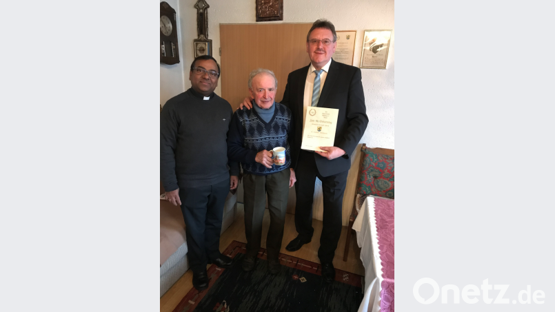 Bürgermeister Hans-Martin Schertl (rechts) und Pfarrvikar Hruday Kumar Madanu (links) überbringen Georg Hammer die Glückwünsche zum 90. Geburtstag. Bild: Stefanie Gradl