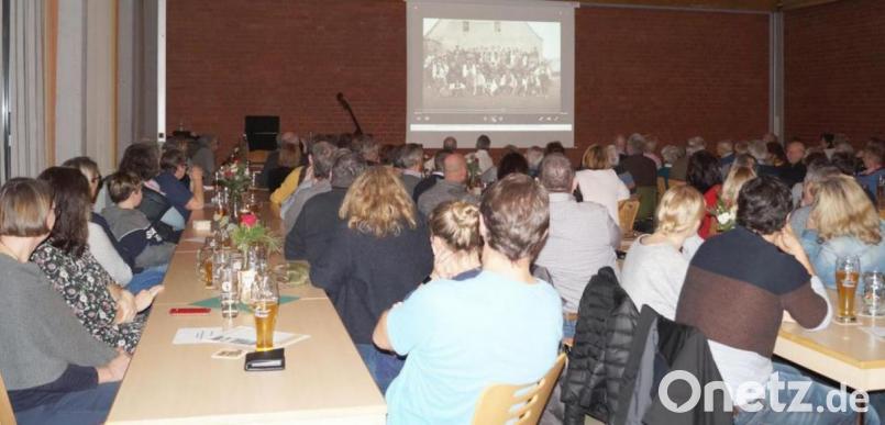 Im voll besetzten Pfarrsaal von St. Josef richten sich alle Blicke auf die Dia-Show. Wer später kam, musste mit einem Stehplatz zufrieden sein. Bild: Stefan Glich