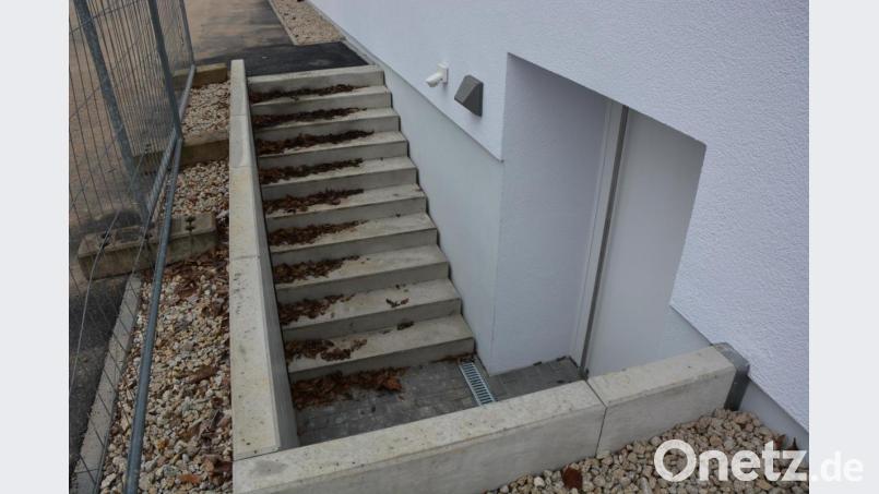 Neu geschaffen wurde eine Fluchttreppe am Hinterausgang der Schulturnhalle. Der Marktrat billigte das Vorhaben einstimmig. Bild: jr