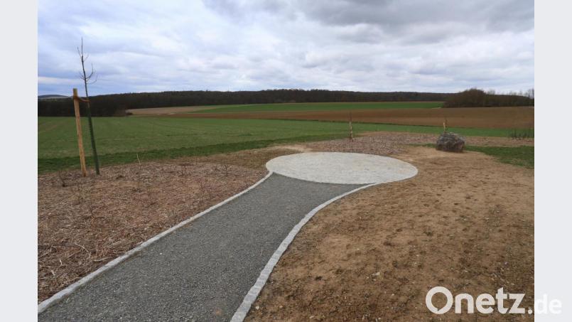Veitshöchheim: Ein Weg führt zu einer rund gepflasterten Stelle auf einem Feld nahe des Ortsteiles Gadheim. Die Anlage markiert den neuen geografischen Mittelpunkt der Europäischen Union nach dem Austritt von Großbritannien aus der EU. Aha. Bild: Karl-Josef Hildenbrand/dpa