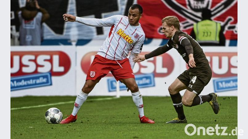 Jann George vom SSV Jahn (links/Szene aus dem Spiel gegen den FC St. Pauli) und die Regensburger sind heiß auf den Auftakt nach der Winterpause. Es geht gleich mit einem Heimspiel-Doppelpack los. Am Dienstag (20.30 Uhr) kommt Hannover, am Freitag (18.30 Uhr) Fürth. Bild: Armin Weigel/dpa