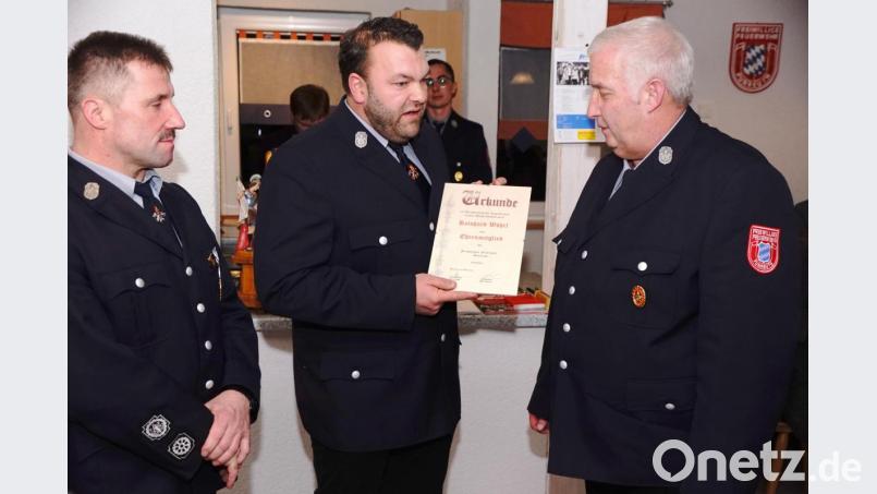 Reinhard Wörl (rechts) ist nicht nur „Hausmeister“ des Feuerwehrgerätehauses, sondern auch Zweiter Kommandant. Kommandant Gerhard Popp und Vorsitzender Adrian Scheitler (von links) dankten ihm mit der Ernennungsurkunde zum Ehrenmitglied. Bild: bkr