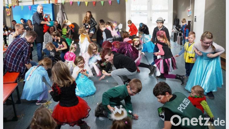 Wenn Vorsitzender Anton Ebenschwanger (hinten, links) die Bonbons regnen ließ, stürmten die Kinder auf die Tanzfläche, um sich mit den Süßigkeiten einzudecken. Bild: weu