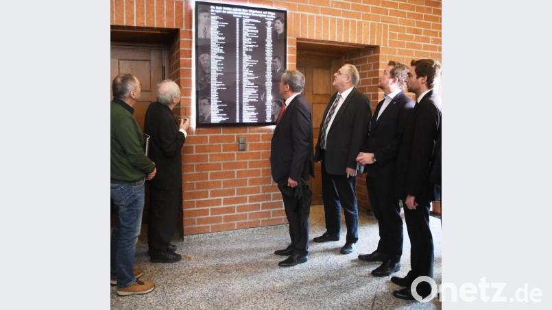 Vor dem großen Sitzungssaal im Neuen Rathaus enthüllt OB Kurt Seggewiß am Montag eine Gedenktafel zu Ehren der Weidener NS-Opfer. Bild: Gabi Schönberger